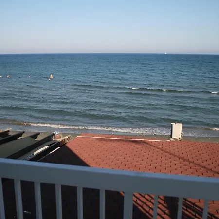 בית נופש Holiday House On The Beach Meneou